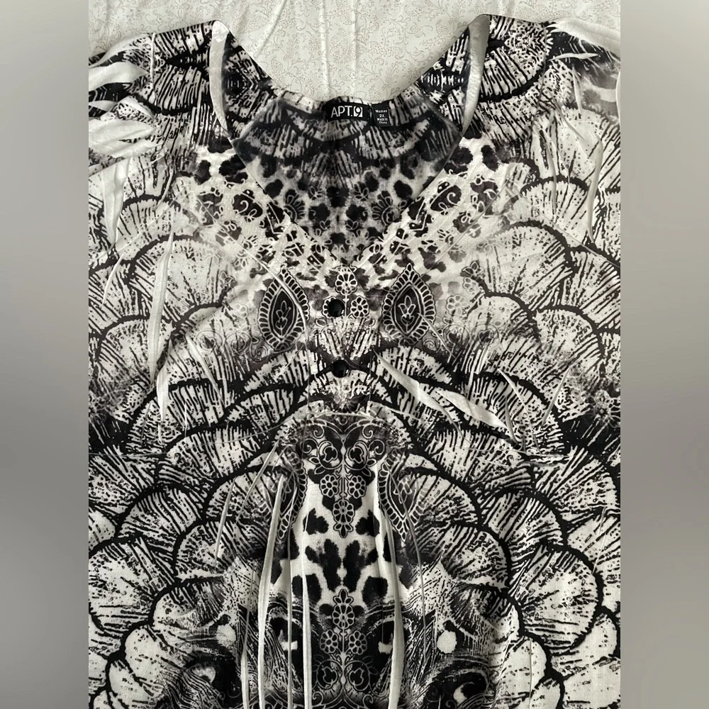 Apt 9 Womens Top 2X Peacock Print 3/4 Sleeve Artsy V Neck Black and White Casual - Picture 14 of 16